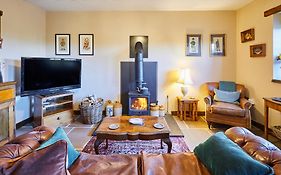 Charming Country Cottage With Outdoor Bath And Historic Setting, Brecon Beacons Retreat